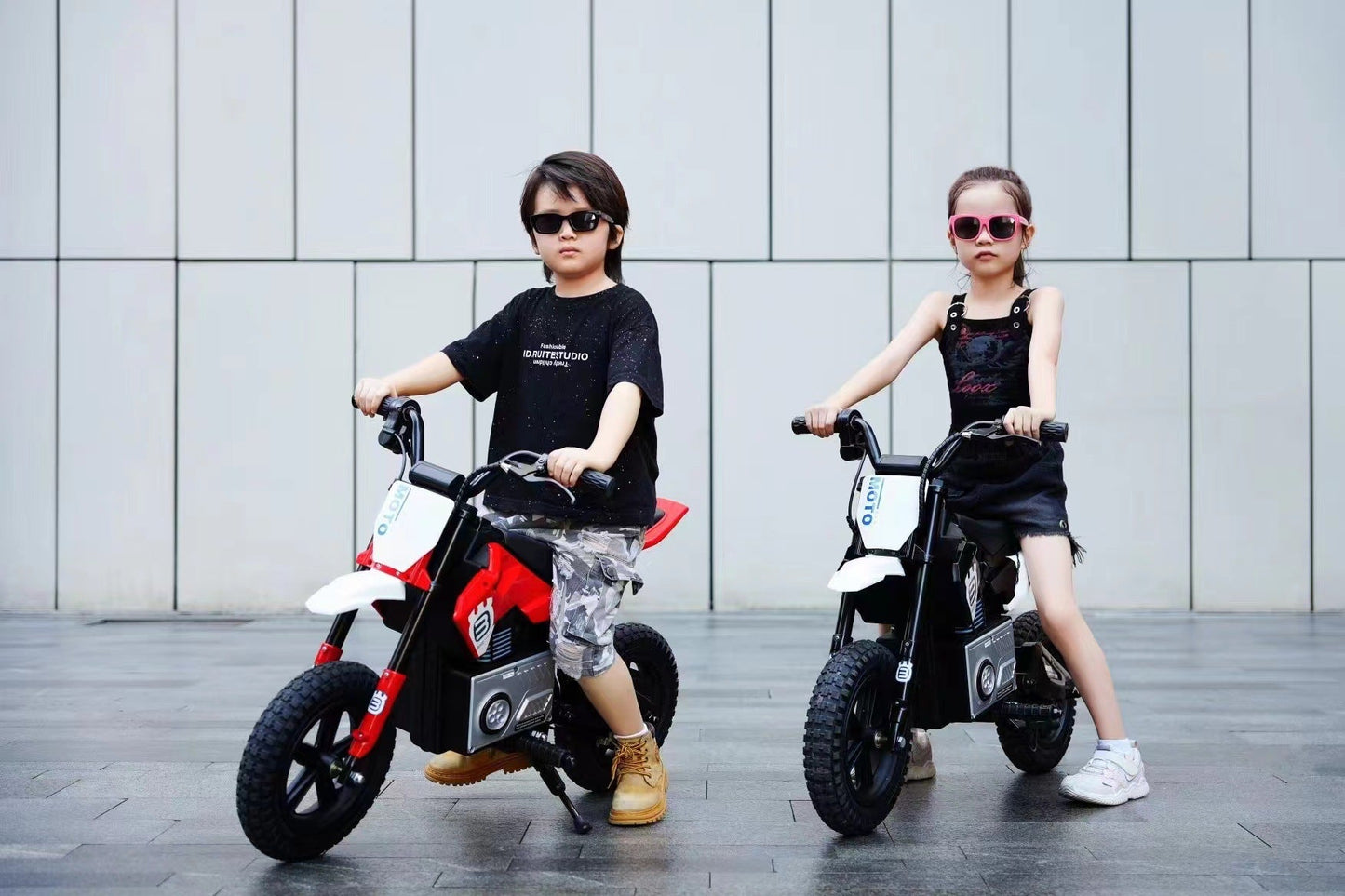 The new large-sized children’s electric motorcycle is a charging toy car for children aged 3 to 10. It can accommodate babies and is a two-wheeled motorcycle