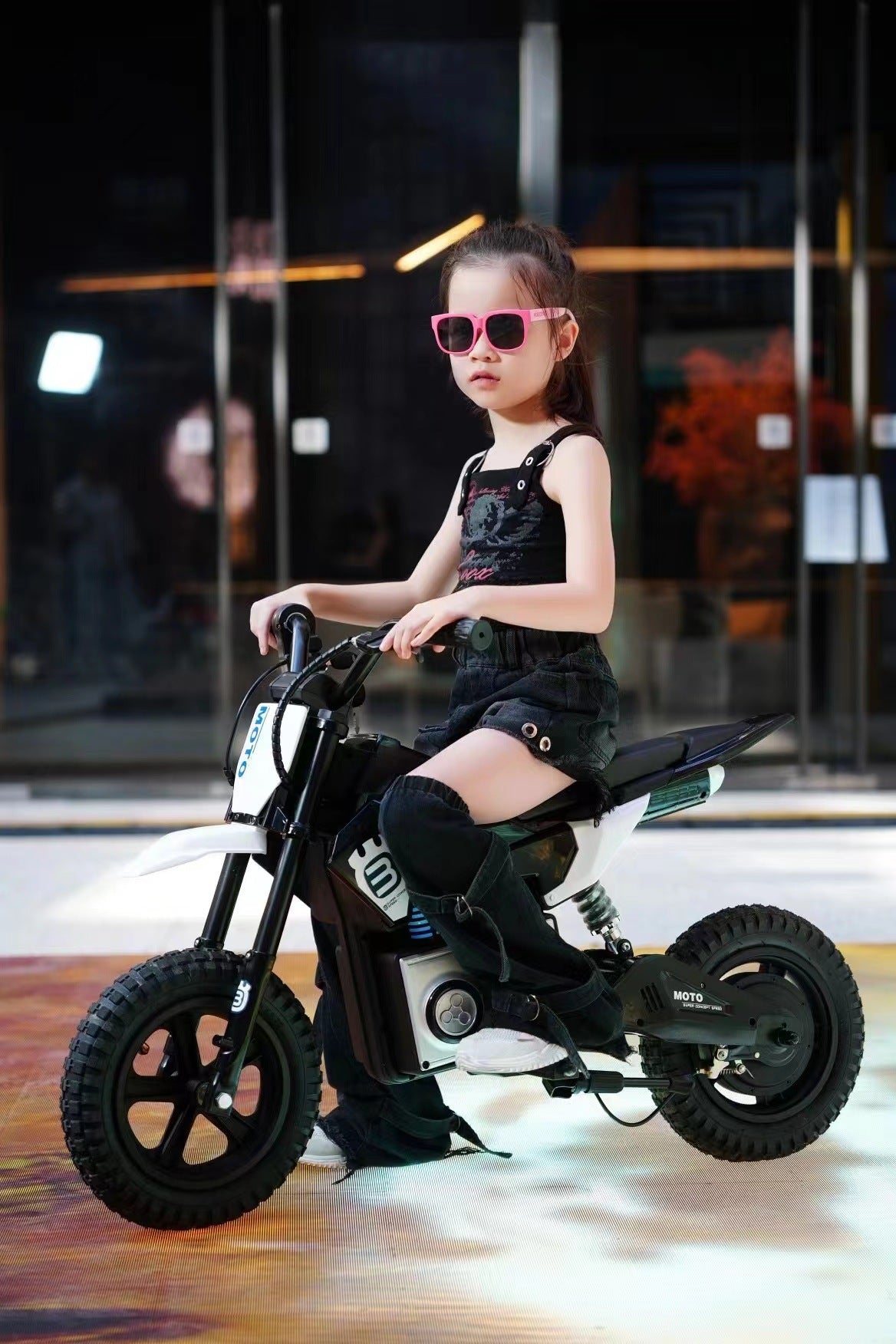 The new large-sized children’s electric motorcycle is a charging toy car for children aged 3 to 10. It can accommodate babies and is a two-wheeled motorcycle