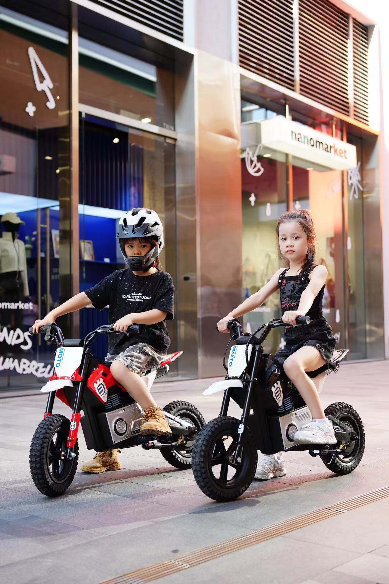 The new large-sized children’s electric motorcycle is a charging toy car for children aged 3 to 10. It can accommodate babies and is a two-wheeled motorcycle