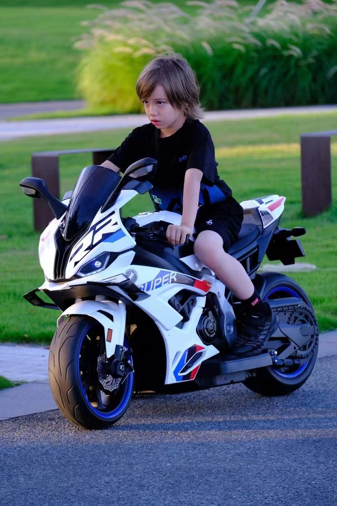 The new large-sized children's electric motorcycle is a charging toy car for children aged 3 to 10. It can accommodate babies and is a two-wheeled motorcycle