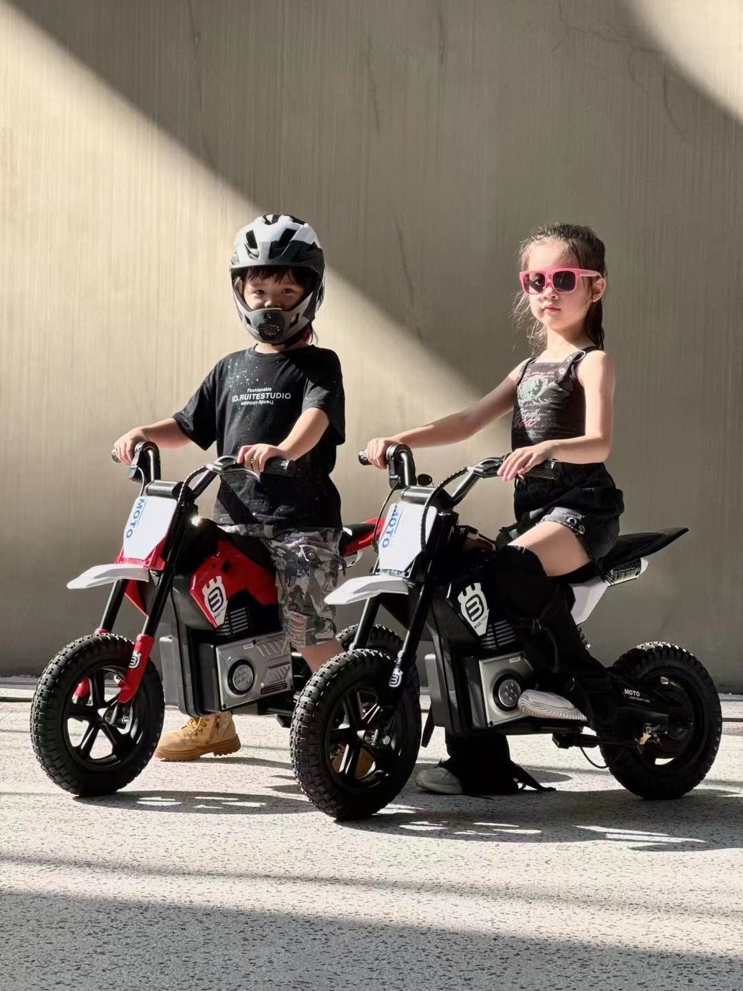 The new large-sized children’s electric motorcycle is a charging toy car for children aged 3 to 10. It can accommodate babies and is a two-wheeled motorcycle
