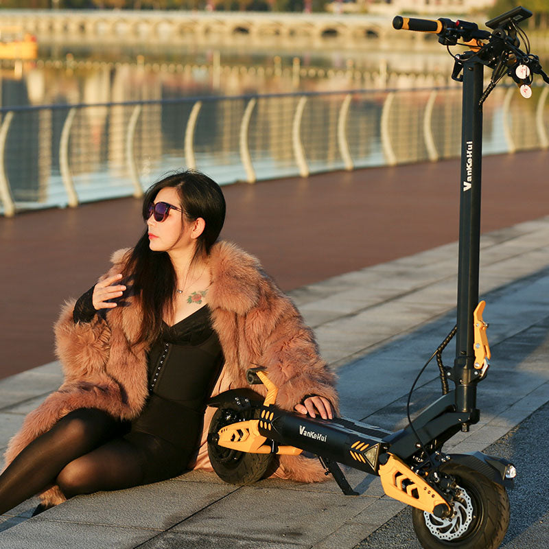 Dual drive 60V 28AHVankeHui, a premium two-wheeled lithium battery-powered electric scooter with dual drive, 1600W and 60V
